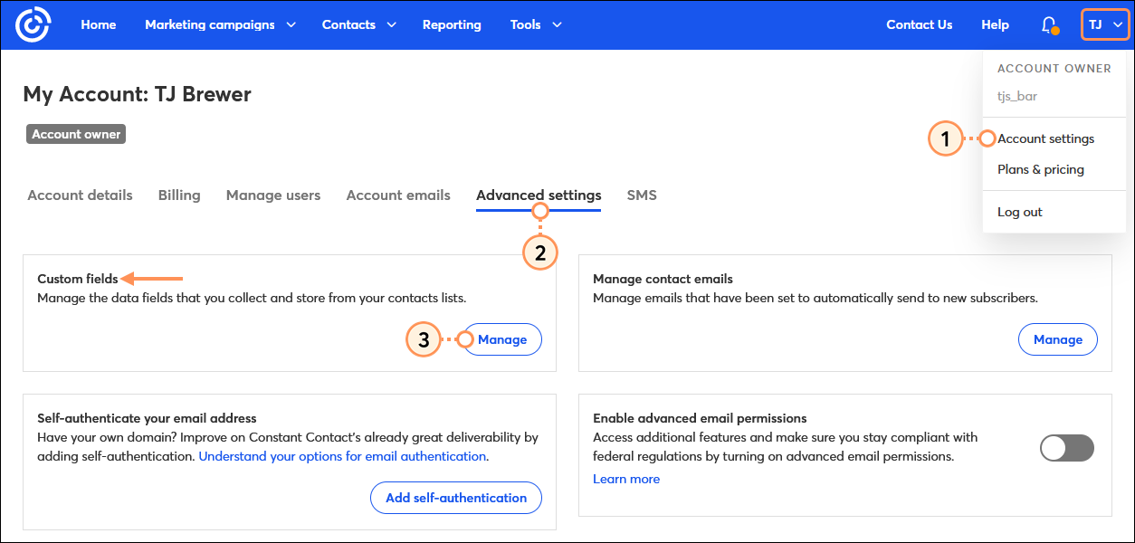 Dropdown-Menü Profilname erweitert und Option Account-Einstellungen, Seite Account-Einstellungen mit ausgewählter Registerkarte Erweiterte Einstellungen, Abschnitt Benutzerdefinierte Felder und Schaltfläche Verwalten