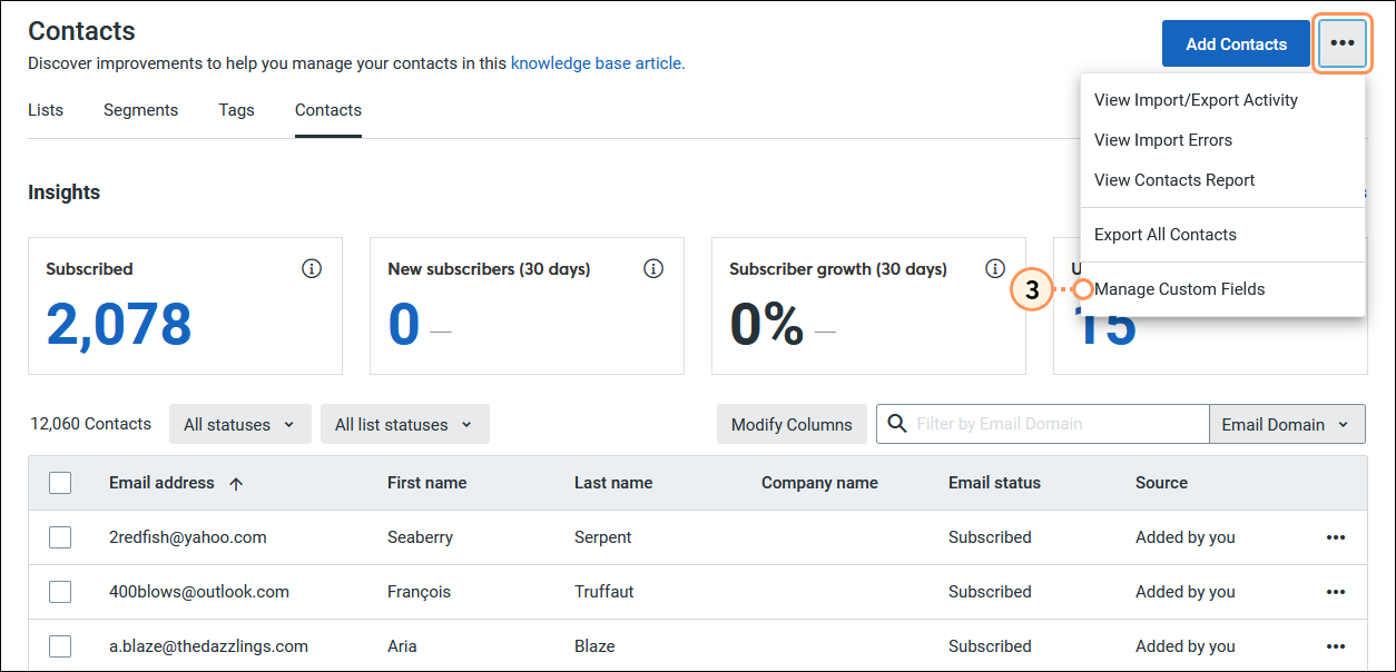 Registerkarte Kontakte, Registerkarte Kontakte ausgewählt, Overflow-Menü Kontakte erweitert und Option Benutzerdefinierte Felder verwalten ausgewählt
