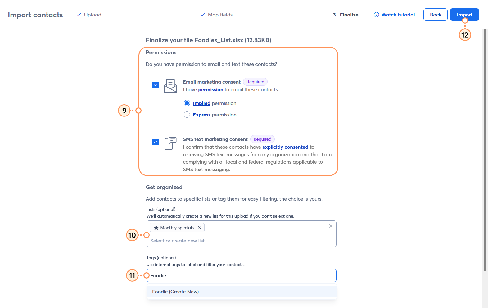Import contacts (Importar contactos), paso Finalize (Finalizar) con las opciones de permiso para correo electrónico y SMS, opciones lista y etiquetas y botón Import (Importar)