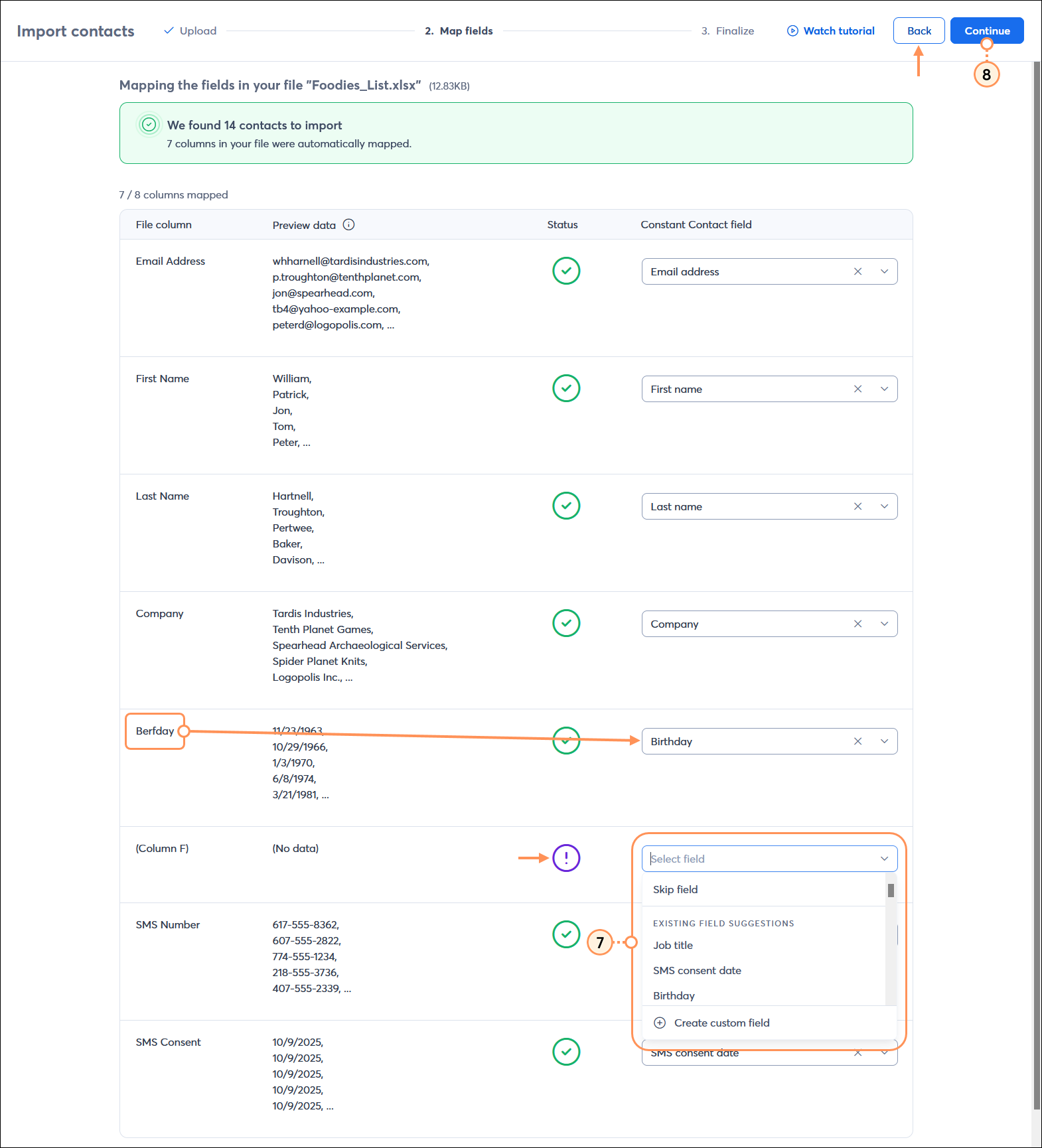 Página Import contacts (Importar contactos) en el paso Match fields (Hacer coincidir campos), columna sin título con menú desplegable expandido y botón Continue (Continuar).