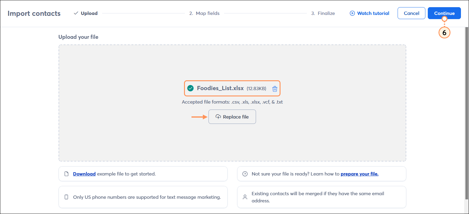 Importar contactos con el paso Cargar completo, sección Upload your file (Cargar su archivo) con el nombre del archivo y el botón Replace file (Reemplazar archivo), y el botón Continue (Continuar)