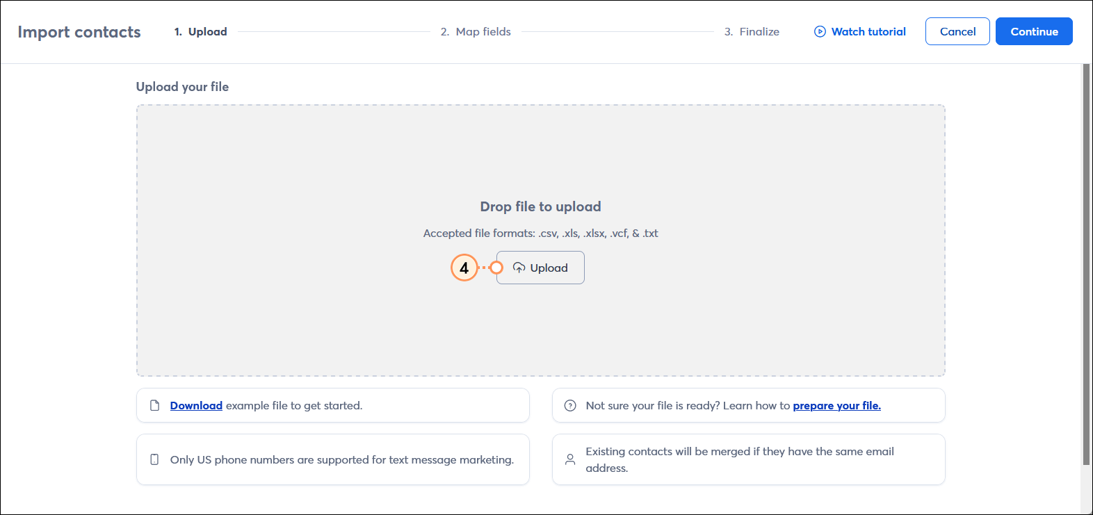 Paso 1 para Import contacts (Importar contactos): cargar con la sección Upload your file (Cargar su archivo) y el botón Upload (Cargar) seleccionado