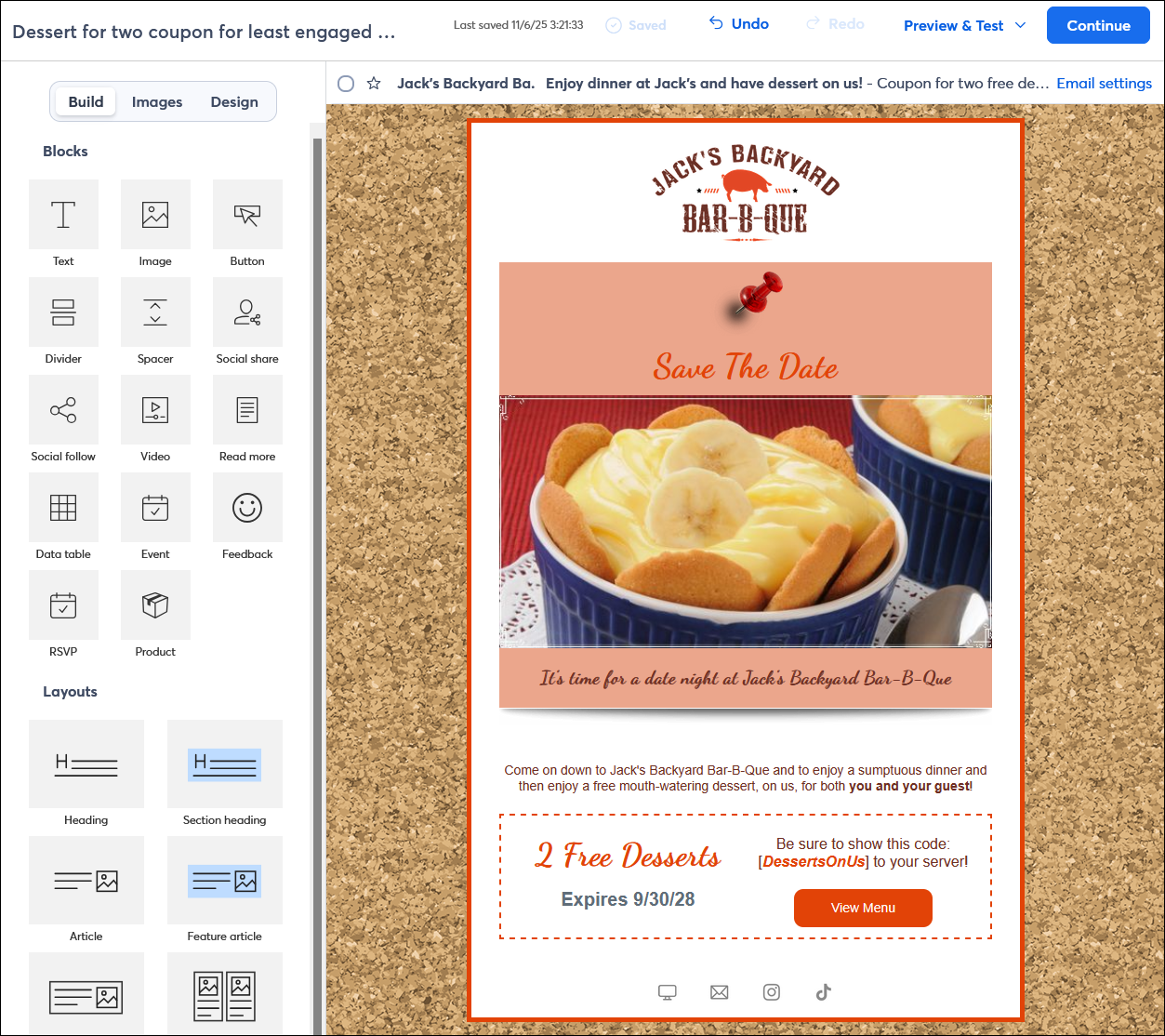 Editor de correo electrónico con la pestaña Build (Crear) seleccionada y un ejemplo de contenido de un correo electrónico que incluye un bloque de Cupón