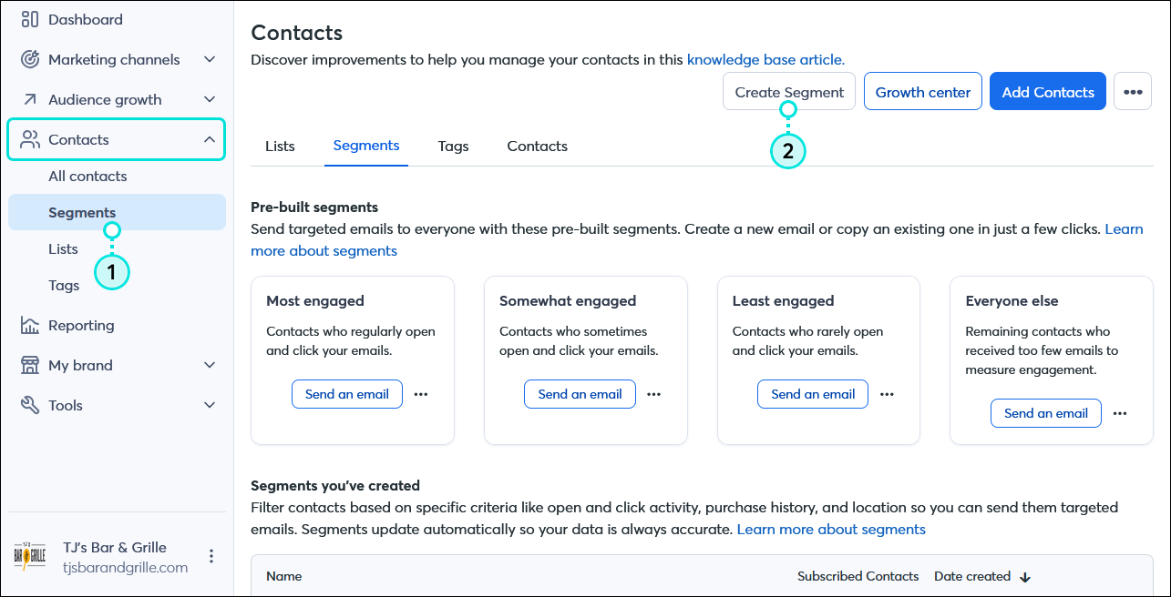 Menú de Contacts (Contactos) expandido con la opción Segments (Segmentos) seleccionada y el botón Create Segment (Crear Segmento)