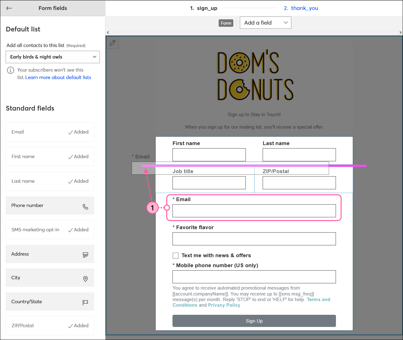 Editor de página de bienvenida de registro con menú de campos de formulario ampliado y bloque de formulario con campo personalizado que se arrastra y suelta en una nueva ubicación, con guía visible