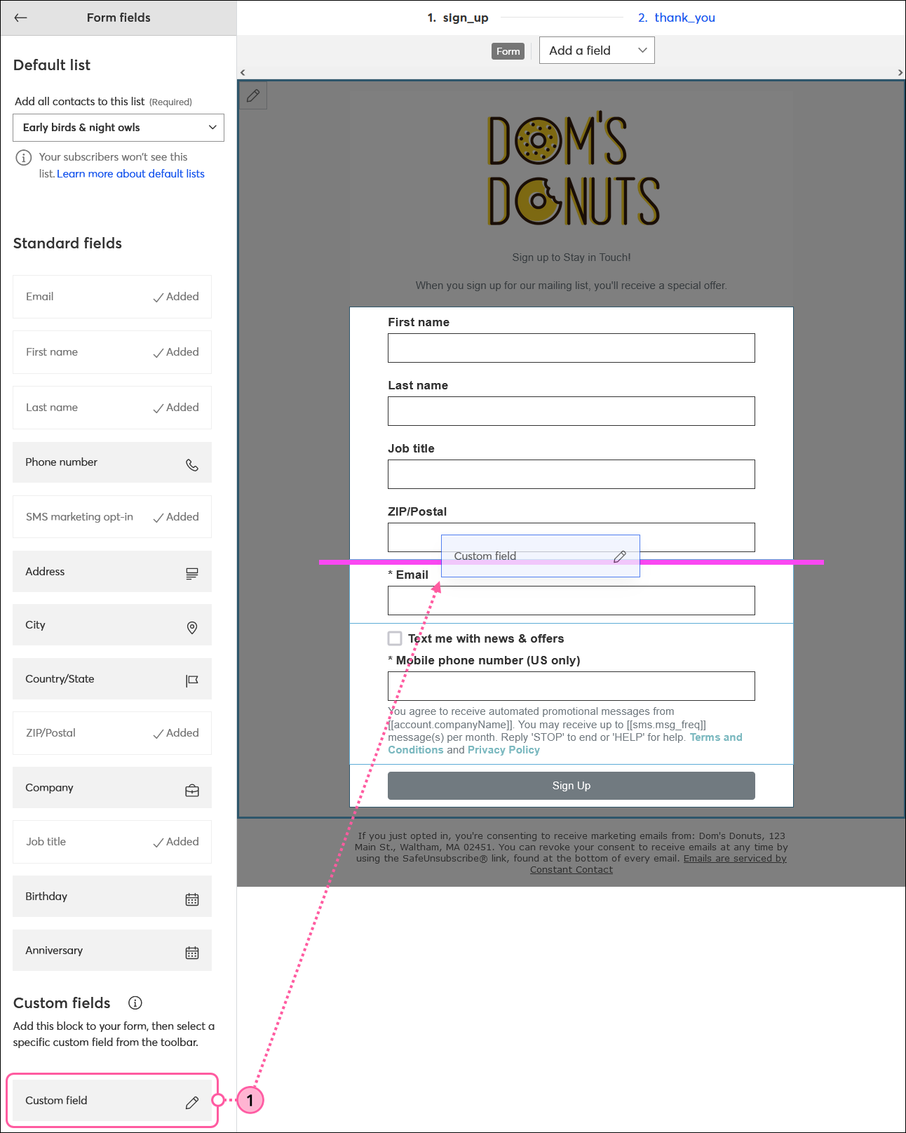 Editor de página de bienvenida de registro con menú de campos de formulario ampliado y sección de campos personalizados con campo de campo personalizado que se puede arrastrar y soltar en el bloque de formulario