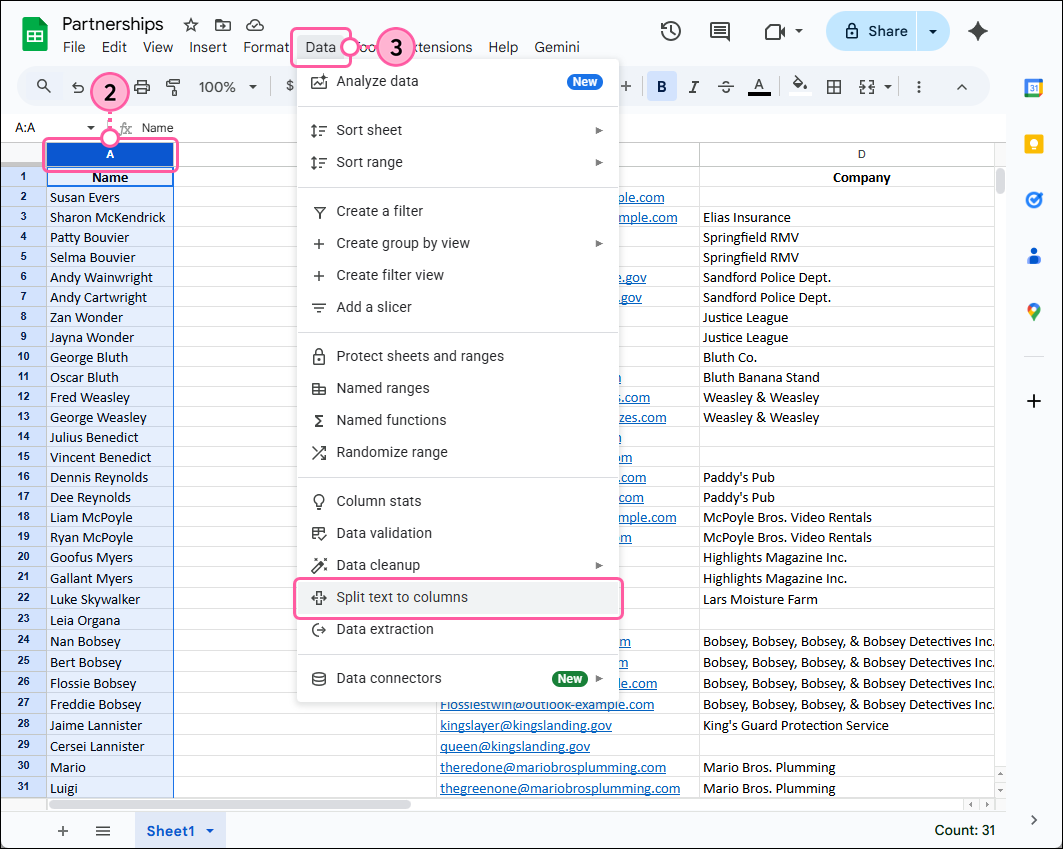 Feuille Google Sheets avec colonne sélectionnée et onglet Data (Données) sélectionné, et menu Data (Données) avec option Split text to columns (Diviser le texte en colonnes) sélectionnée