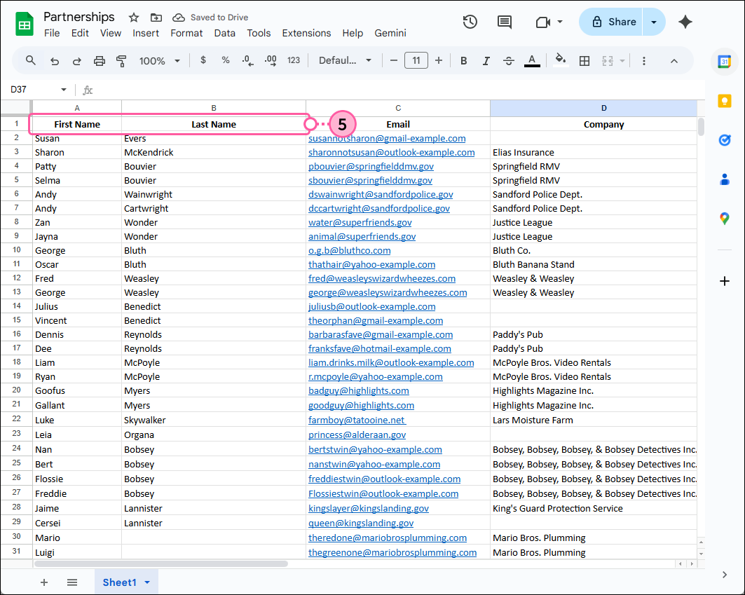 Feuille Google Sheets avec colonne « First Name » (Prénom) et colonne « Last Name » (Nom de famille) séparées